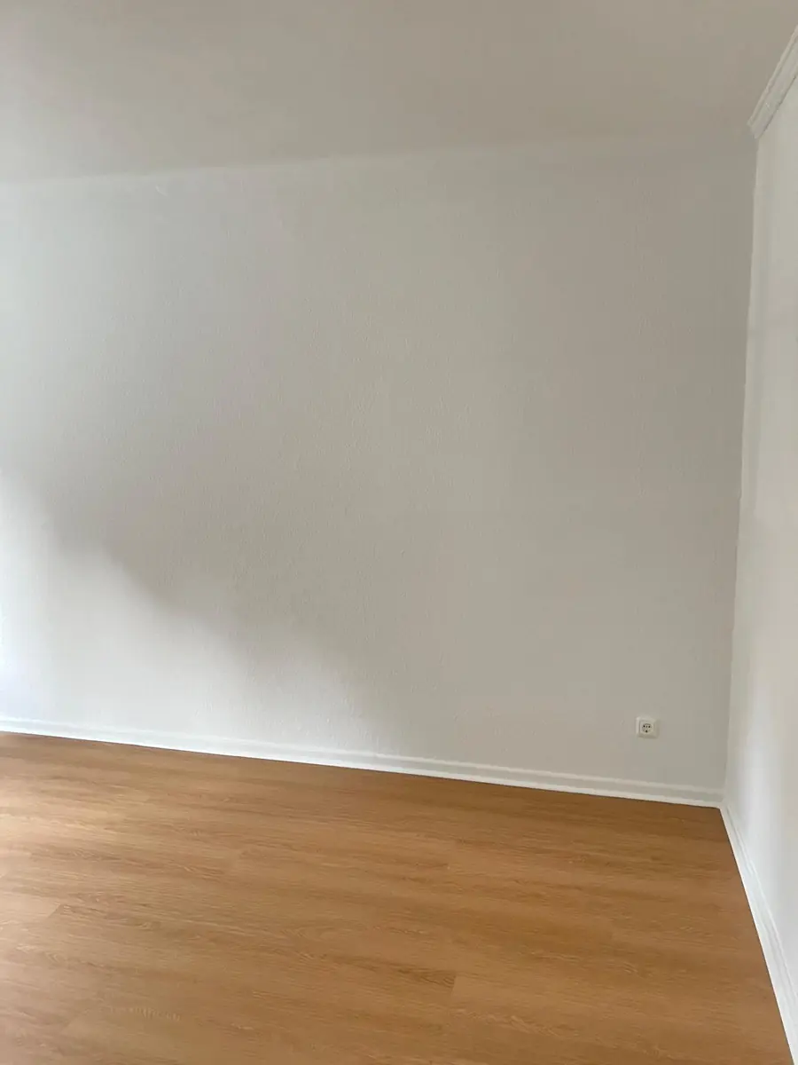 Heller Raum mit Boden in Holzoptik