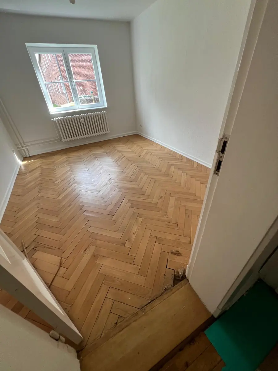 Raum mit Dachfenster und Holzboden