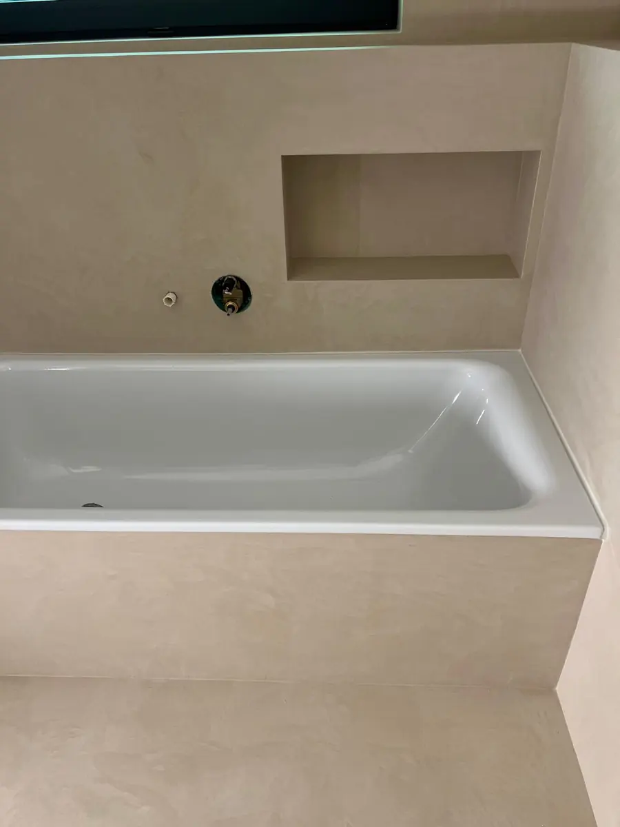 Fertig gestaltete Badewanne mit Wandnische