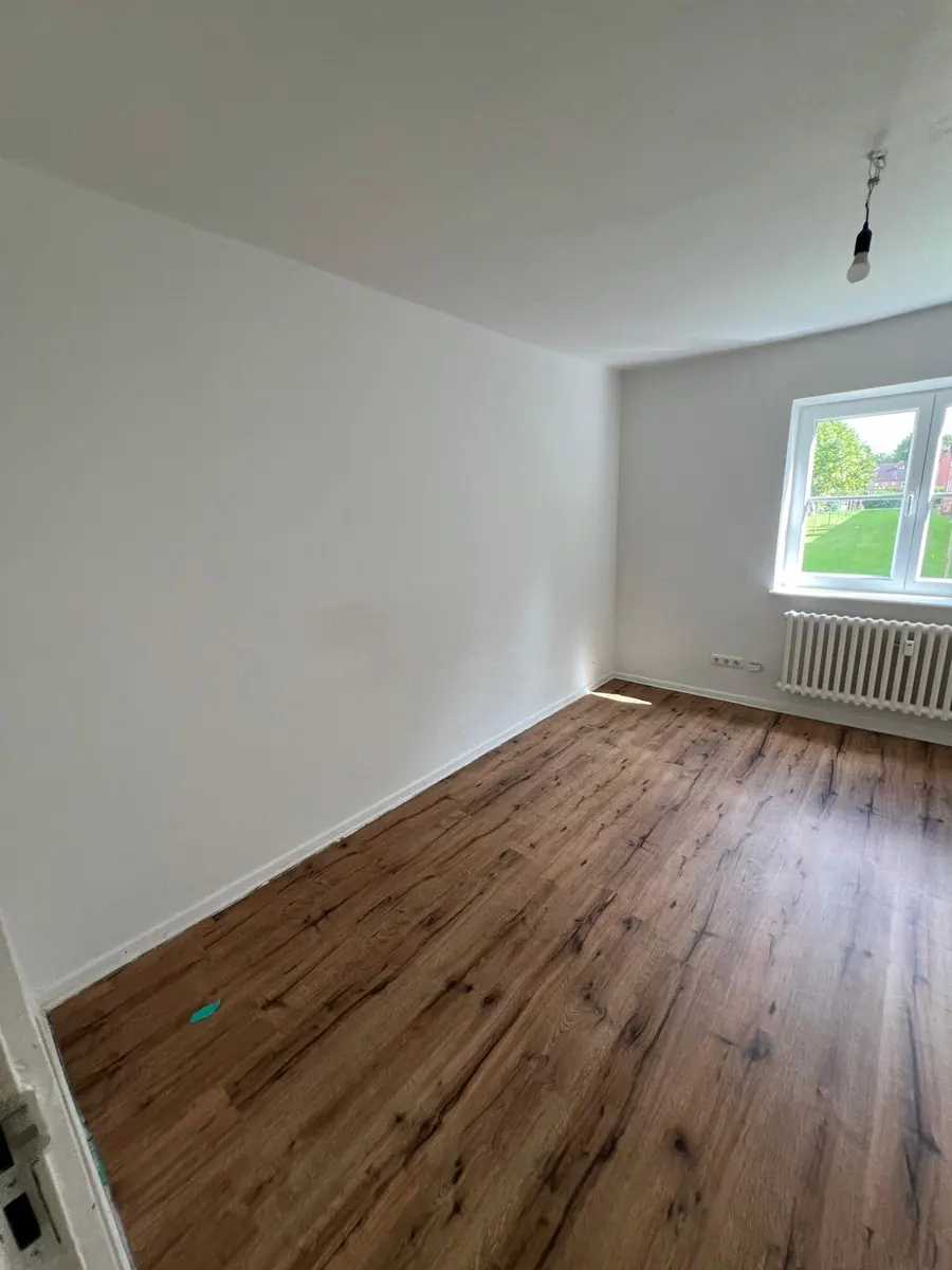Hände verlegen Laminatdielen auf Trittschalldämmung