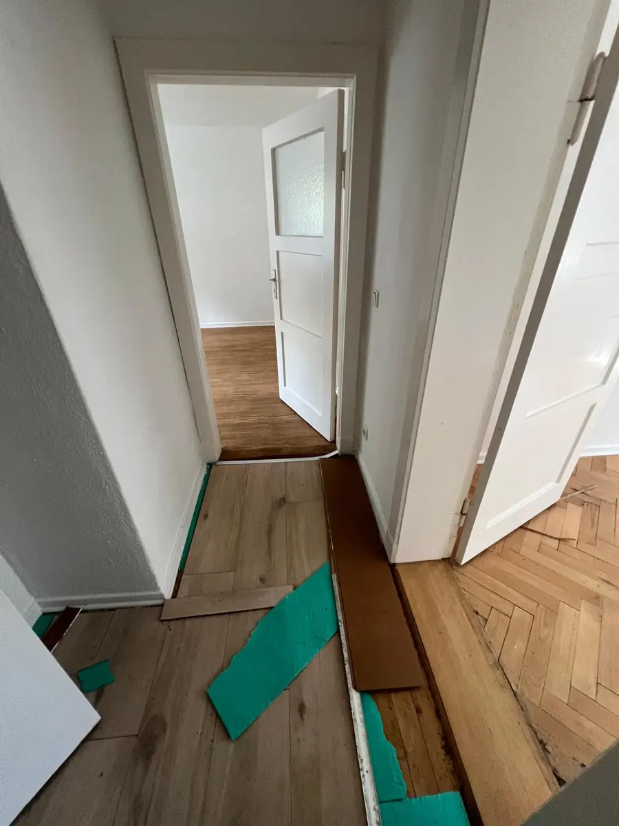 Übergang zwischen Wohnräumen mit verlegtem Boden