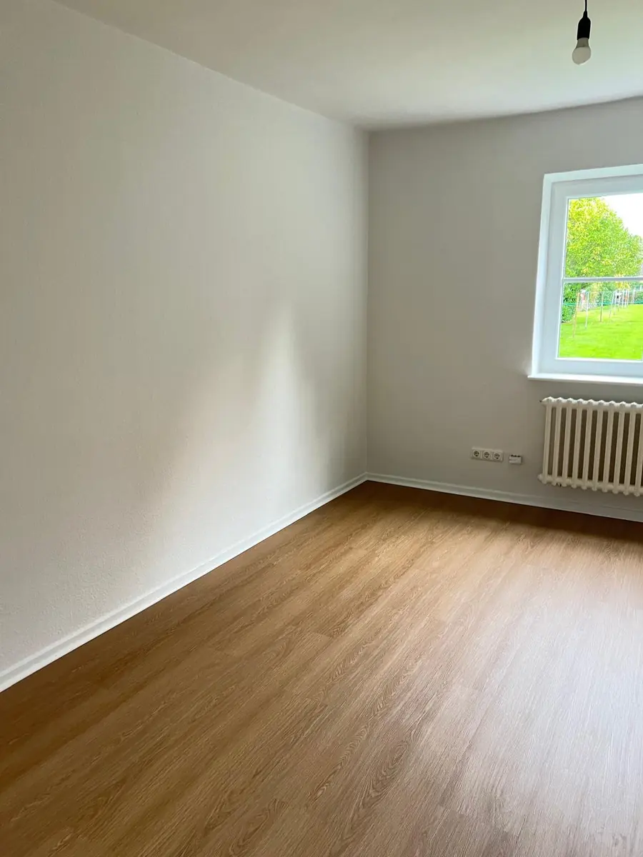 Renovierter Raum mit Holzboden