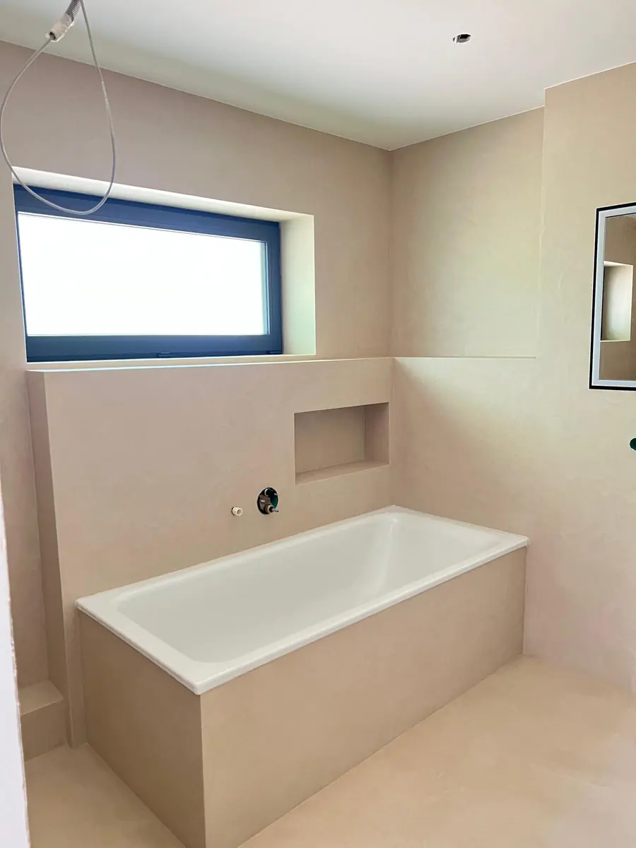 Fertig gestaltetes Bad mit Badewanne und Wandnischen