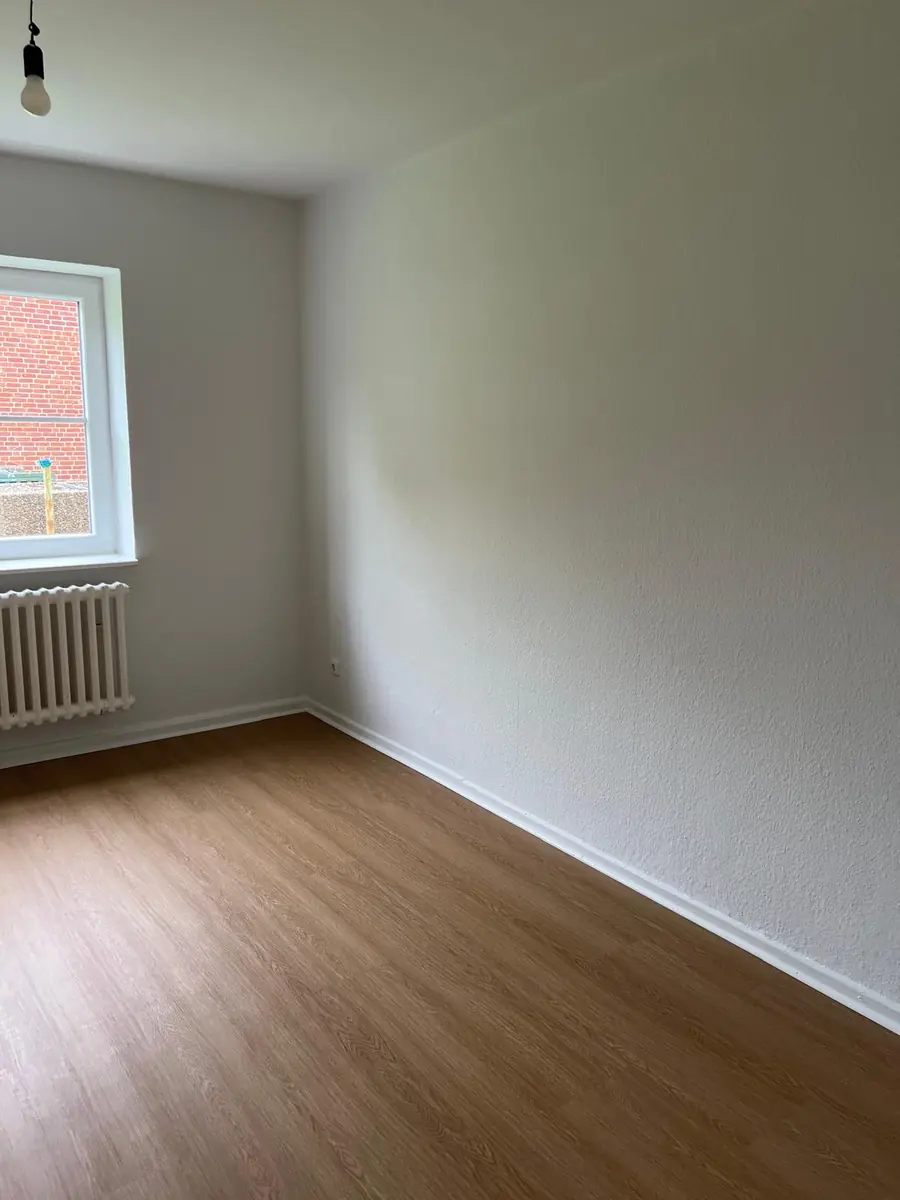 Nahaufnahme einer Spachtel beim Glätten einer Wand