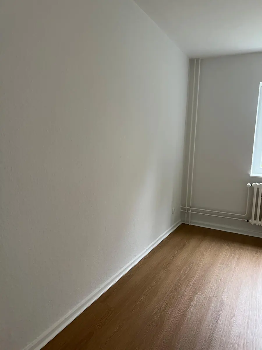 Heller Raum mit glatten Wandflächen