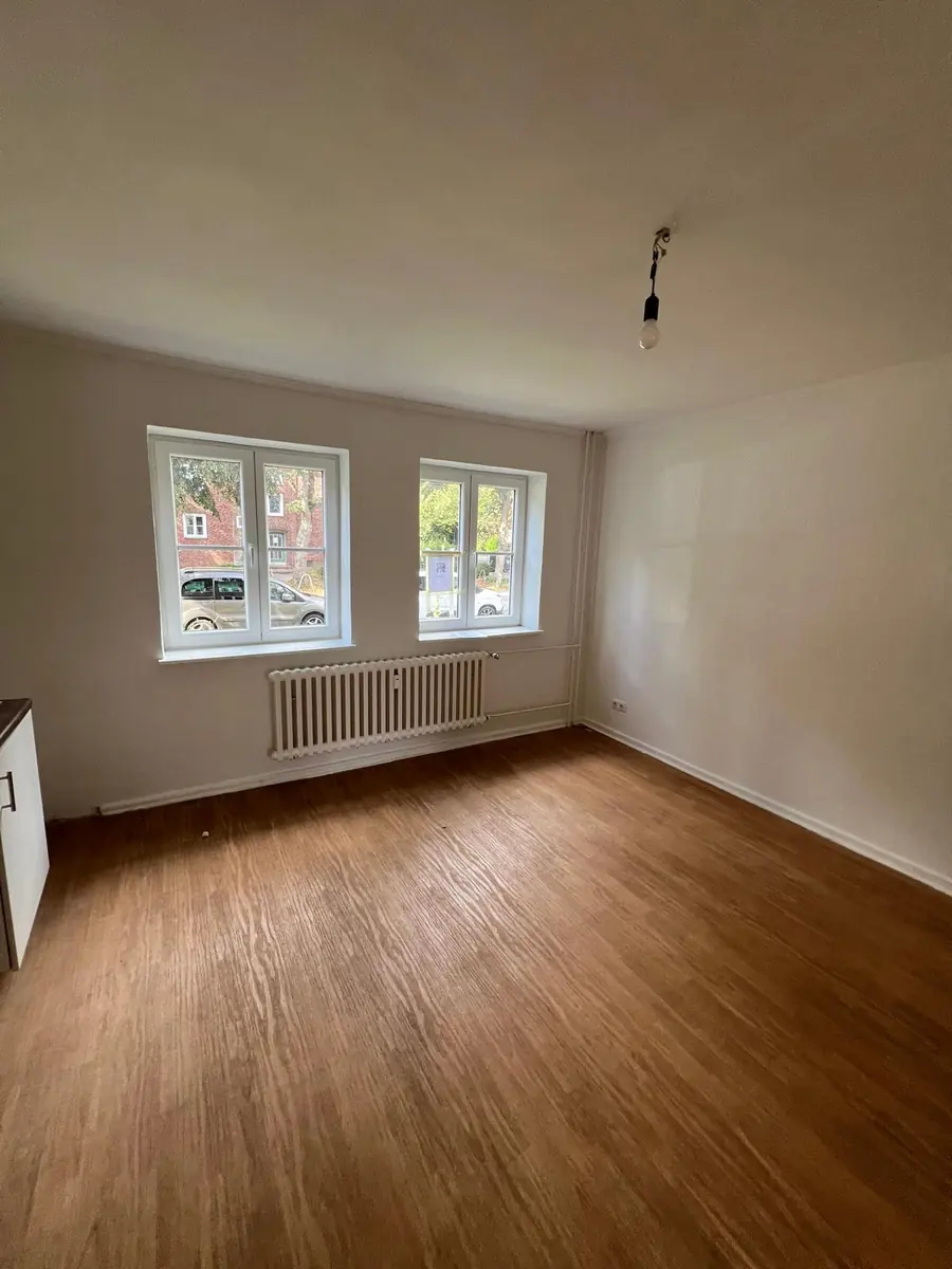 Renovierter Wohnraum mit zwei Fenstern