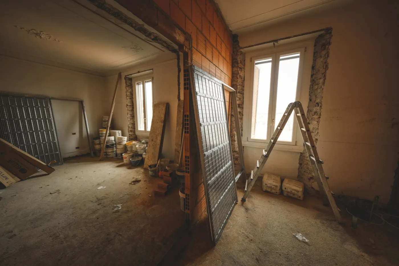 Altbauraum während der Renovierung mit neu gemauerter Wand