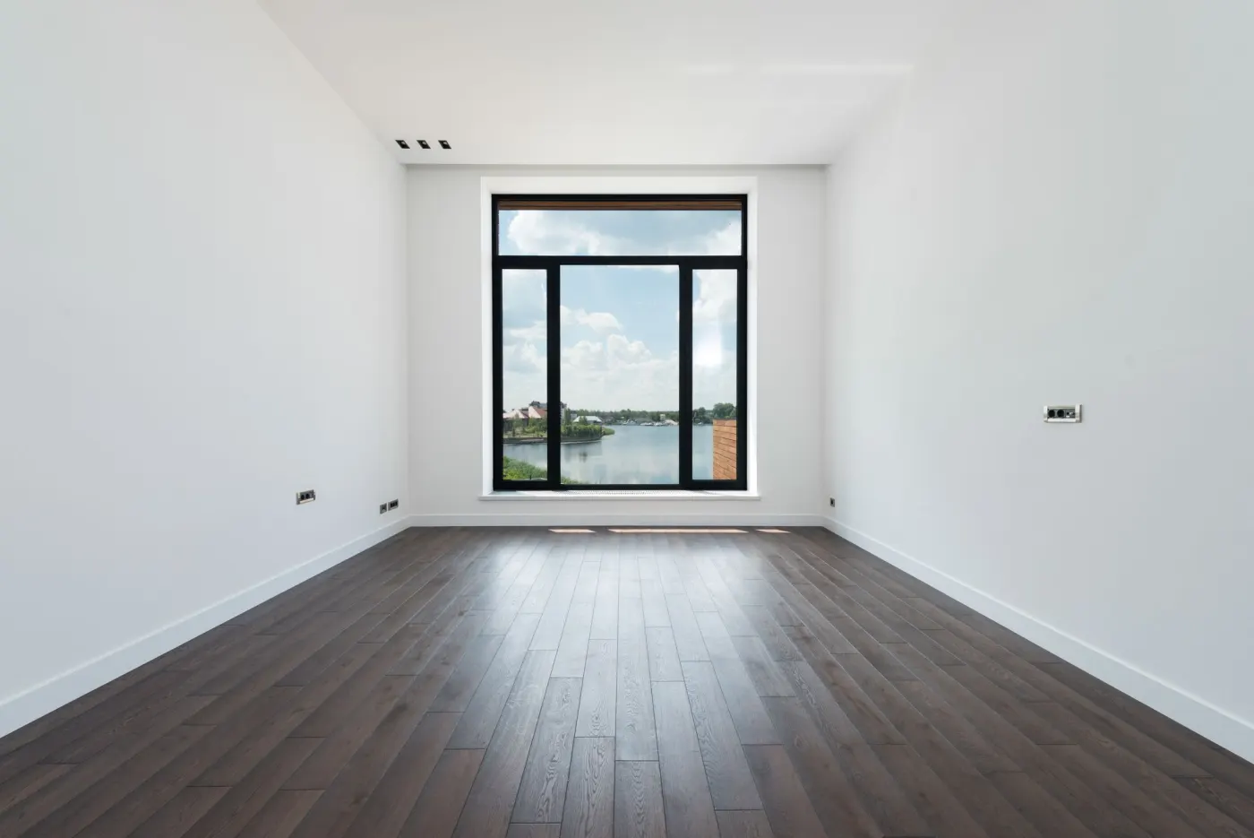 Dasselbe Zimmer nach Spachtelung, Anstrich und neuem Boden