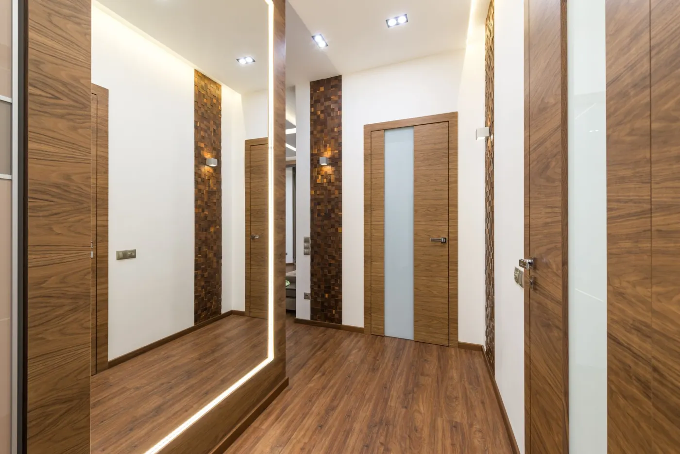 Neu verlegter Parkettboden in einem Altbau-Wohnzimmer