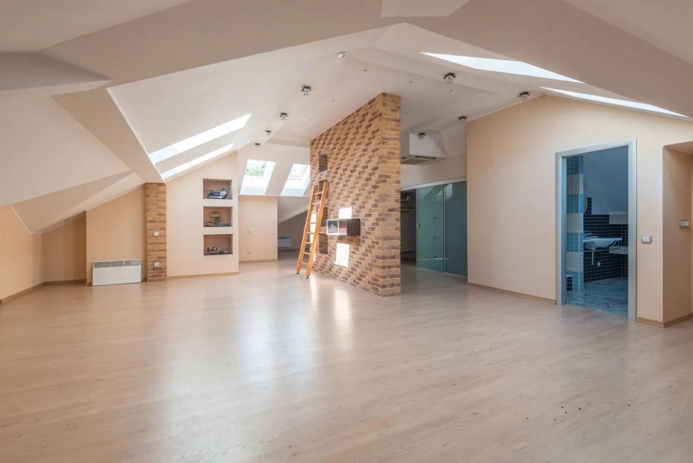 Frisch gestrichene und gespachtelte Wand in einer Altbauwohnung