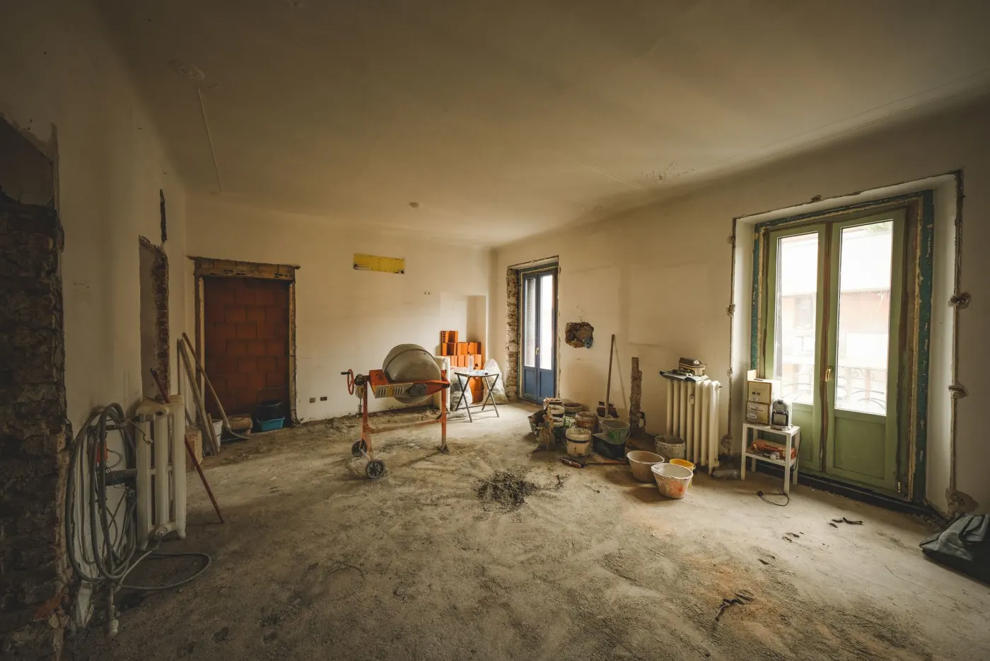 Unrenovierter Altbauraum vor Beginn der Arbeiten