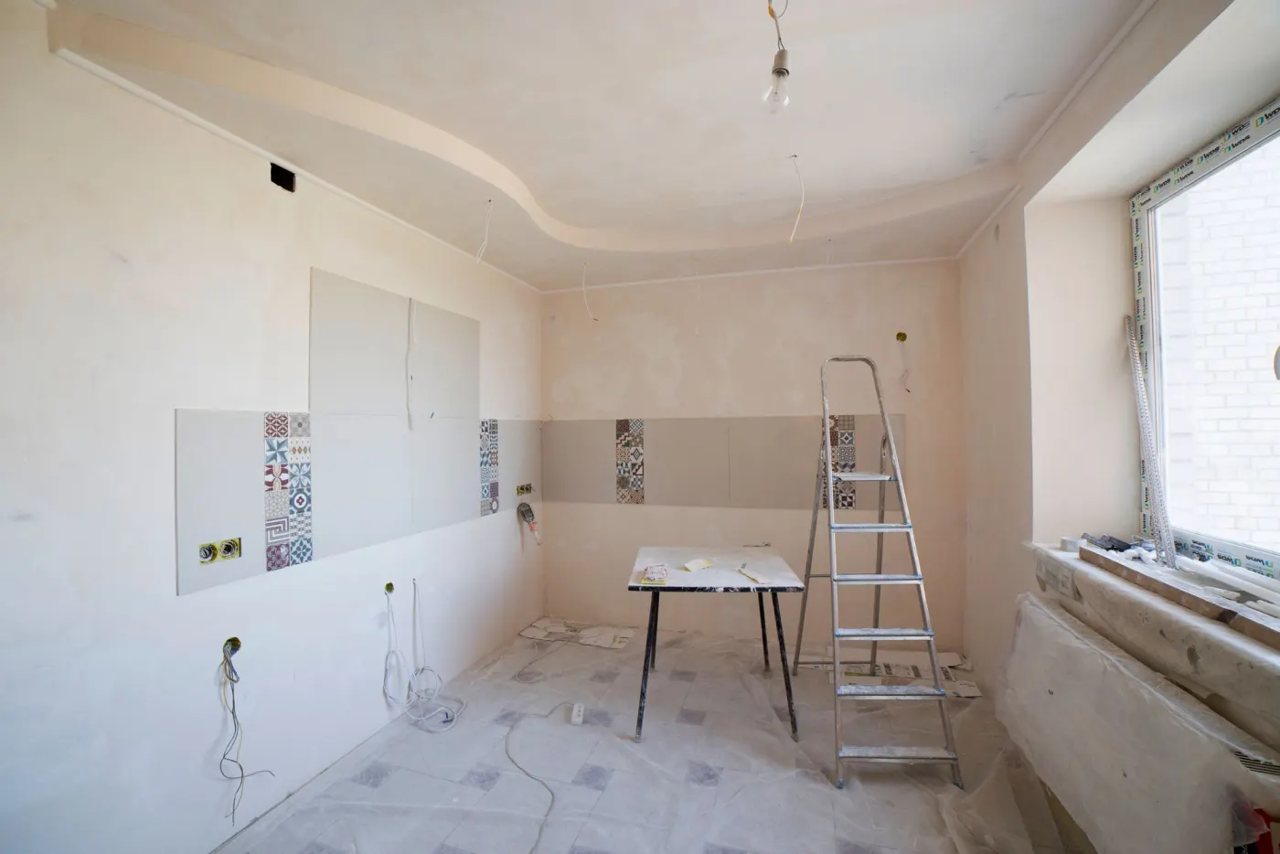 Leerstehender Raum vor dem Innenausbau mit sichtbarem Rohbau